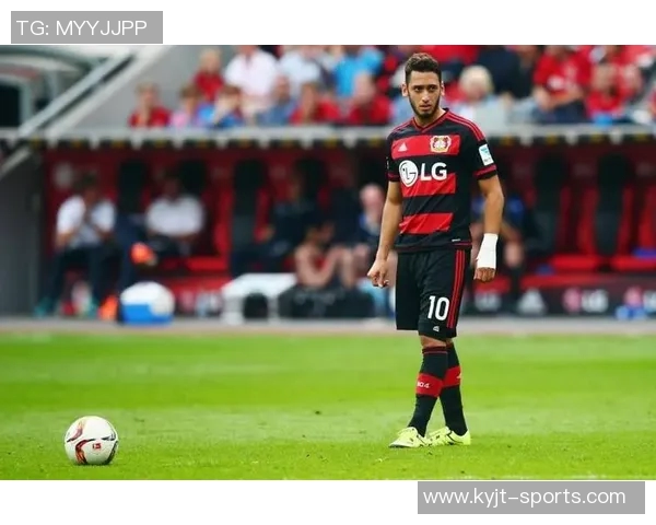 恰尔汗奥卢自豪代表土耳其百场伊尔迪兹有望争夺金球奖 恰尔汗奥卢自豪代表土耳其百场伊尔迪兹有望争夺金球奖