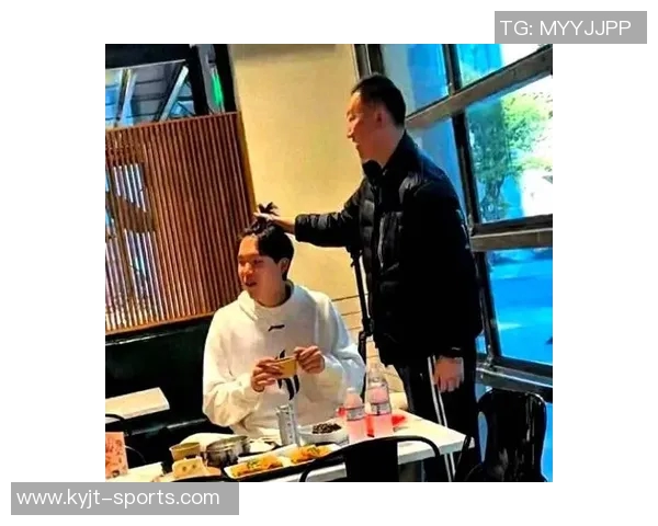 刘维伟自带剪刀为杨瀚森打造30美元理发馆的独特体验 刘维伟自带剪刀为杨瀚森打造30美元理发馆的独特体验