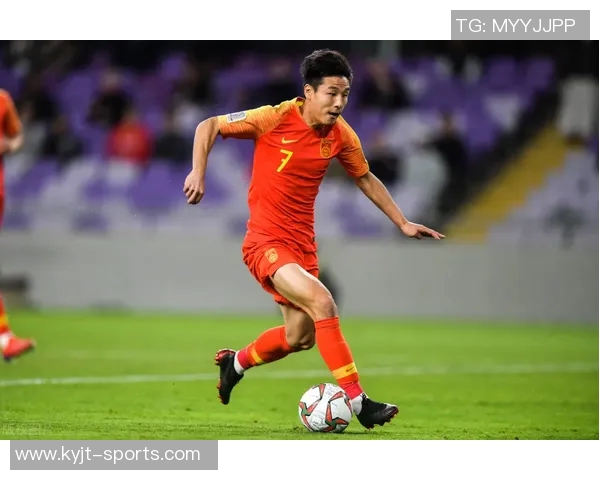 东体报道U22国足集训期间足协副主席许基仁亲临现场为球队加油助威